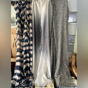 - Chan Luu scarfs. Silk Cashmere softWhite Grey Fade Sparkle, cream/mushroom.